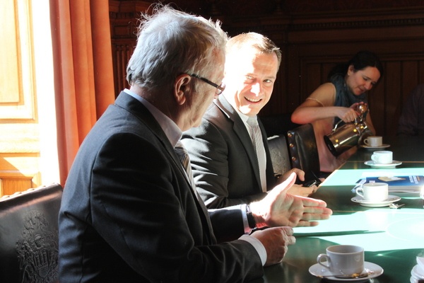 Roland Heintze, Hamburger Bürgerschaftsfraktion, begrüßte die Gruppe im Hamburger Rathaus.