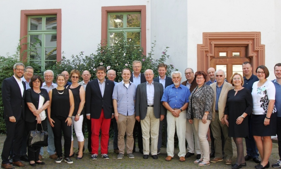 vor dem Landratsamt in Heppenheim