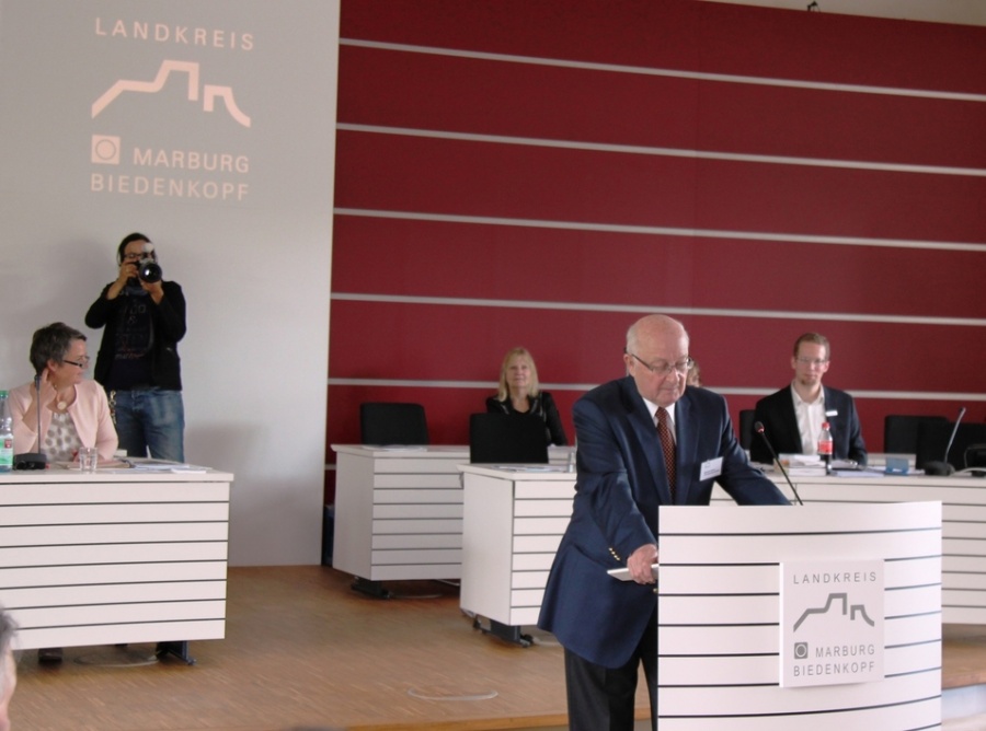 Alterspräsident Manfred Vollmer führt die Wahl des Kreistagsvorsitzenden durch