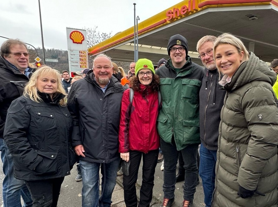 Peter Hartmann (2. v. l.) und Marie-Sophie Künkel (r.)
